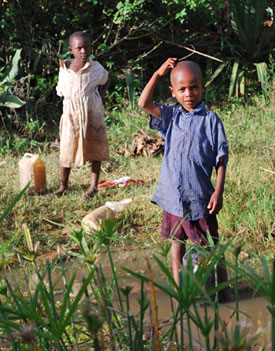 Children without access to clean water in Kenya